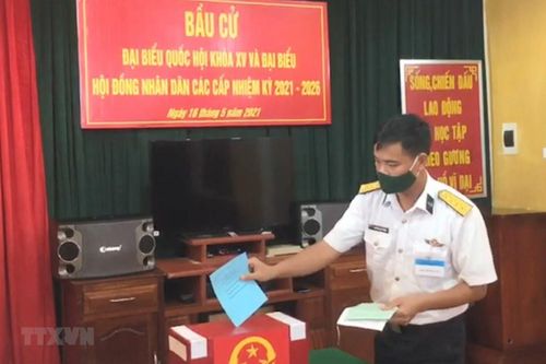 Hình ảnh cử tri đi bầu cử sớm tại huyện đảo Trường Sa