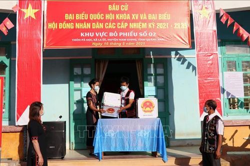 Cử tri 6 xã ở Nam Giang phấn khởi đi bỏ phiếu trong ngày bầu cử sớm