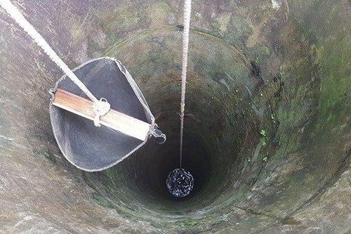 Trèo lên miệng giếng khơi chơi, bé 3 tuổi tử vong thương tâm