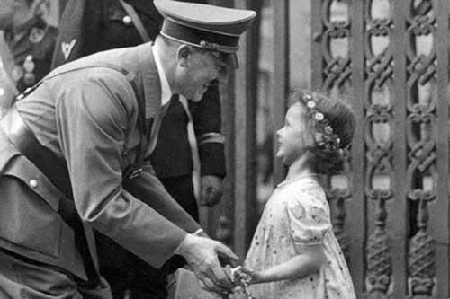 'Sốc' với biểu cảm đặc biệt của trùm phát xít Hitler khi chụp ảnh với trẻ em