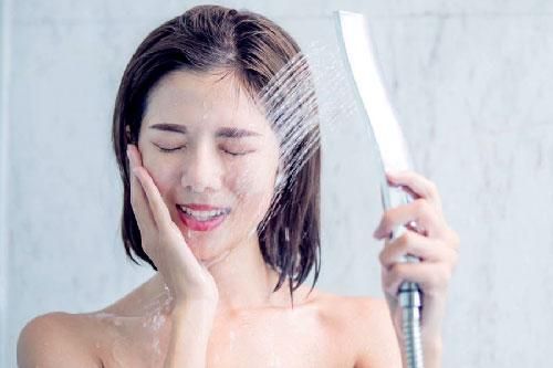 Tắm nước nóng hay nước lạnh sẽ tốt cho sức khỏe?