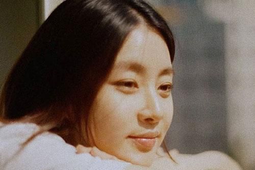 Lần đầu lộ diện sau khi sinh con, nhan sắc hiện tại của tình cũ Hyun Bin như thế nào?