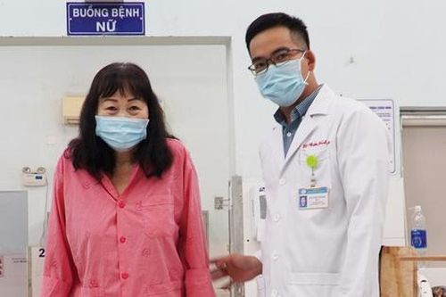 Lần đầu tiên thay khớp gối thì đầu, dạng bản lề thành công tại Việt Nam