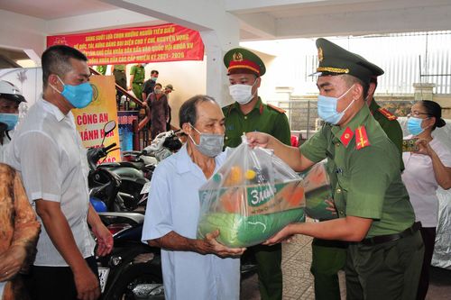 Trao 33 phần quà cho các gia đình chính sách, khó khăn phường Phước Hòa