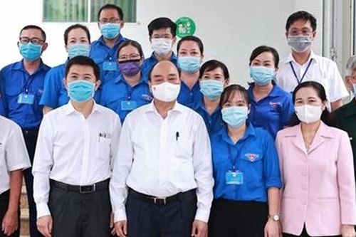 Chủ tịch nước Nguyễn Xuân Phúc tiếp xúc cử tri thành phố Hồ Chí Minh