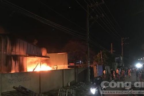 'Bà hỏa' thiêu rụi xưởng phế liệu, chứa nhiều hạt cao su