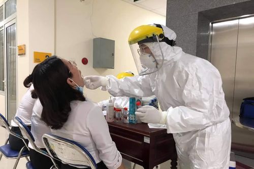 Bưu điện Quảng Ngãi tụ họp trên 40 người, bất chấp lệnh cấm của UBND tỉnh