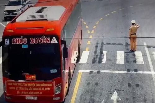 Chiến sĩ CSGT chào đoàn y bác sĩ Quảng Ninh: Lời cảm ơn gửi tuyến đầu chống dịch