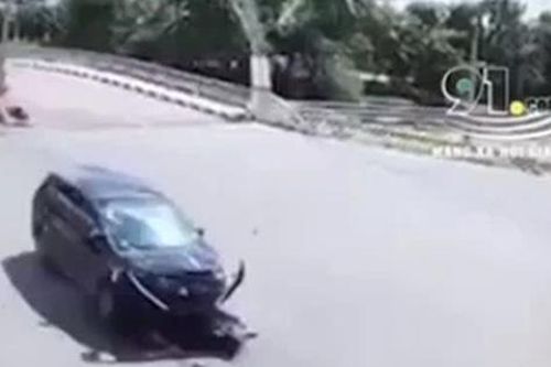 Ô tô đâm trực diện người đàn ông đi xe máy văng xa cả chục mét giữa ngã tư, hiện trường khiến tất cả bàng hoàng