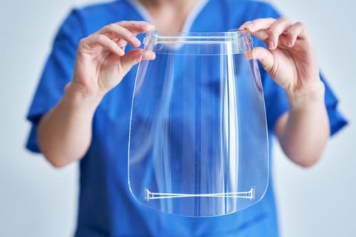 Có nên đeo kính chắn giọt bắn thay thế khẩu trang ?
