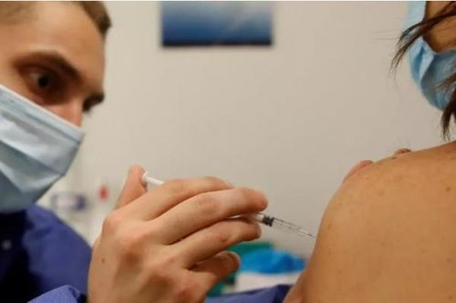 Pháp đạt mốc tiêm phòng 20 triệu liều vắc xin COVID-19