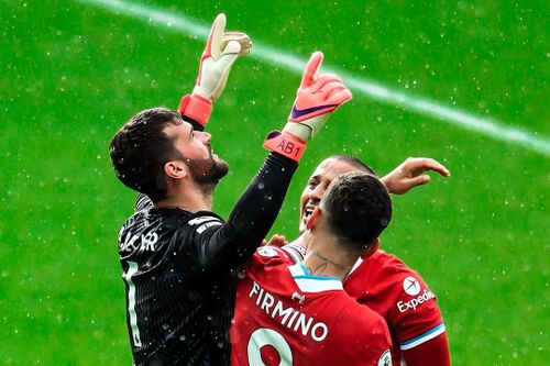 Phản ứng của Alisson khi cứu Liverpool ở phút 90+5