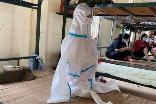 Em bé 2 tuổi mặc đồ bảo hộ kín mít trong khu cách ly