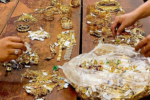 Khen thưởng nhóm cảnh sát phá vụ trộm 180 lượng vàng