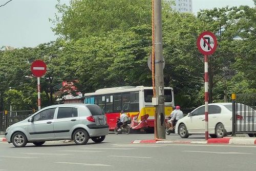 Nhiều vi phạm giao thông tại số 5 Ngọc Hồi