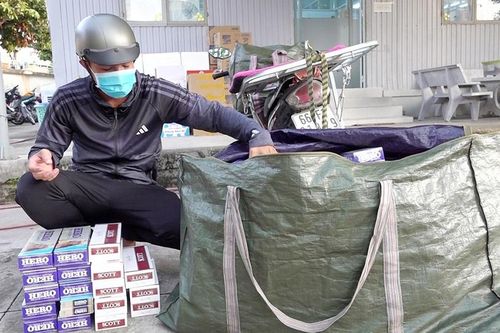 Bắt 2 đối tượng sử dụng xe mô tô vận chuyển 1.700 bao thuốc lá lậu