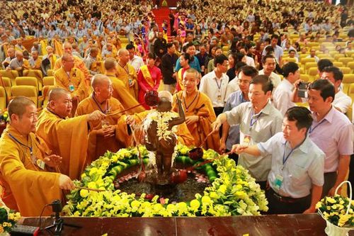 Chủ tịch Ủy ban Trung ương MTTQ Việt Nam chúc mừng đồng bào Phật giáo