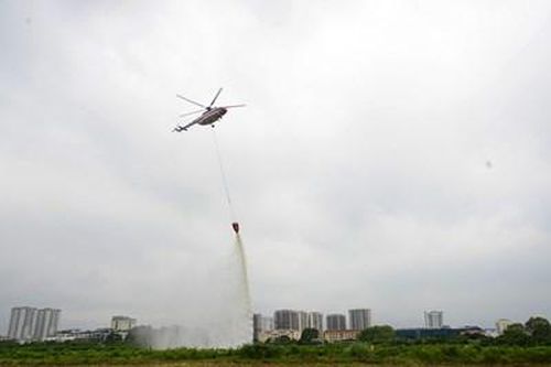 Cứu hỏa bằng 'bom' nước