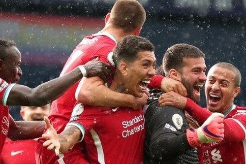 Thủ môn Alisson ghi bàn cho Liverpool đi vào lịch sử, HLV Klopp và đồng đội phát cuồng