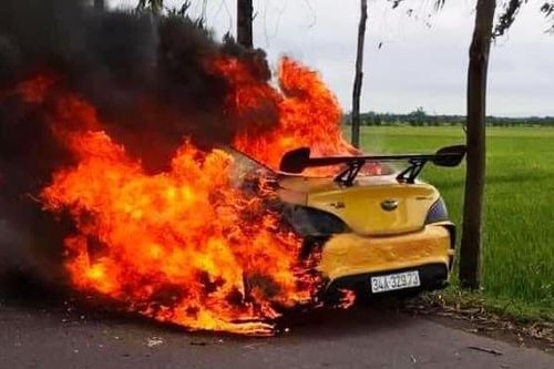 Hải Dương: Xe Hyundai Genesis cháy rụi trên tỉnh lộ 39, tài xế nhập viện