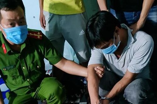 Bắt giữ kẻ đột nhập, khóa cửa phòng ngủ gia chủ rồi trộm 300 lượng vàng