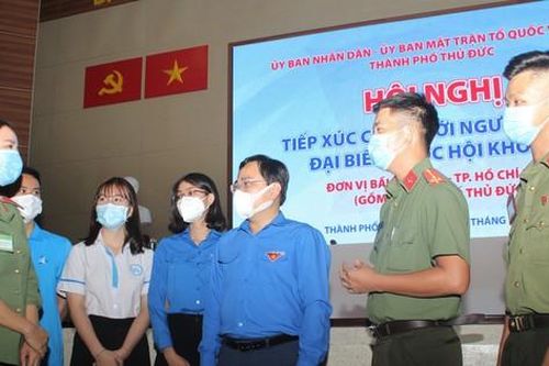 Cử tri trẻ góp ý, kiến nghị với Bí thư thứ nhất T.Ư Đoàn nhiều câu chuyện thời sự