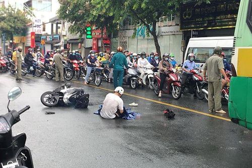 Cha gào khóc giữa đường khi con gái tử vong vì va chạm với xe buýt