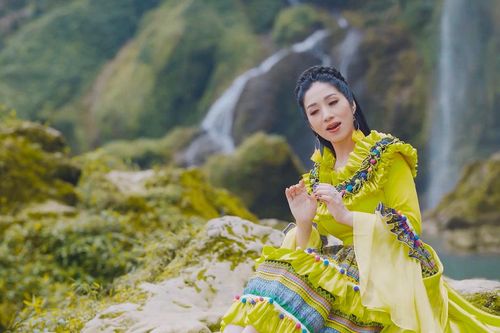 Sao mai Phương Nga cất 'Tiếng hát giữa rừng Pác Bó'