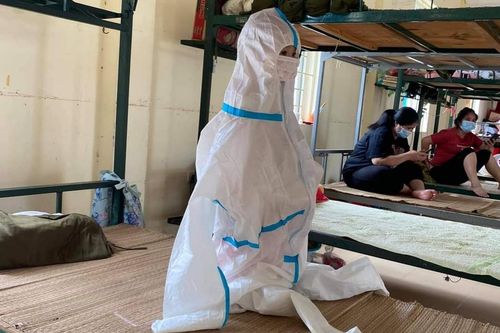Bé gái 2 tuổi 'bơi' trong bộ đồ bảo hộ, cộng đồng mạng xót xa