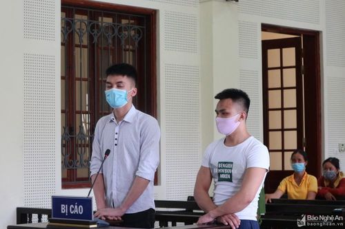 Vận chuyển 'kẹo', đôi bạn 'dắt nhau' vào tù