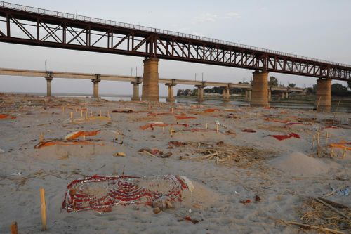 Phát hiện hàng trăm thi thể nghi nạn nhân COVID-19 chôn dọc sông Hằng