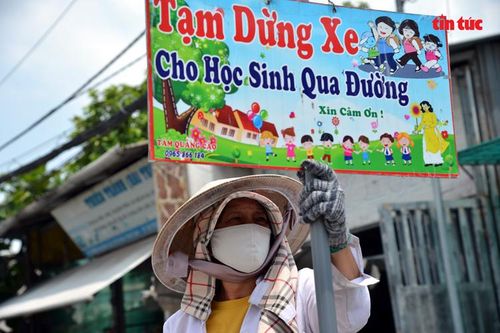Người phụ nữ ngày ngày chặn ô tô, xin cho học sinh qua đường an toàn