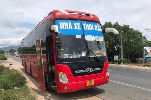 Phát hiện 5 người Trung Quốc trốn trong thùng carton trên xe khách