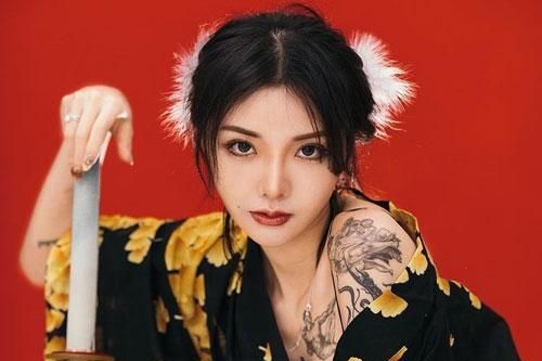 Nàng mẫu Trung Quốc đam mê xăm mình