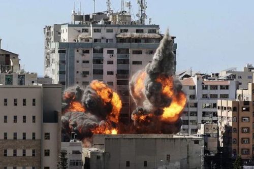 Video Israel không kích san phẳng tòa nhà có các hãng truyền thông và văn phòng của Hamas ở Gaza