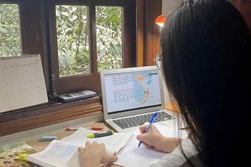 Hà Nội: Học sinh lớp 12 làm bài kiểm tra khảo sát trực tuyến