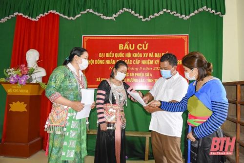 Đồng bào Mông huyện Mường Lát sẵn sàng cho ngày bầu cử