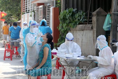 Lấy mẫu xét nghiệm Covid-19 trên diện rộng tại chợ Trung tâm 2