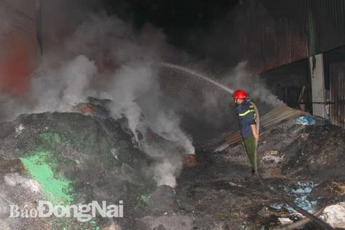 Cháy kho phế liệu ven Quốc lộ 51 trong đêm