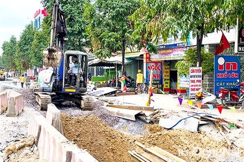 Đơn vị thi công đang khẩn trương xóa điểm ngập tại đầu quốc lộ 51