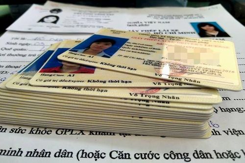 Người bị liệt 1 tay có được cấp bằng lái xe?