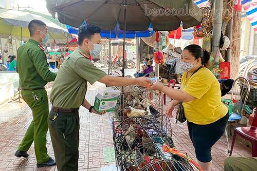 Công an Thành phố phát 2.500 khẩu trang y tế miễn phí cho người dân