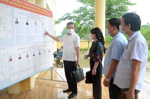 Đồng chí Phó Chủ tịch UBND tỉnh Nguyễn Mạnh Tuấn kiểm tra công tác bầu cử tại huyện Sơn Dương
