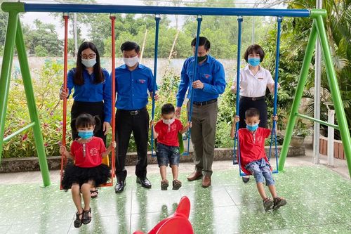 Tặng thiết bị vui chơi cho thiếu nhi
