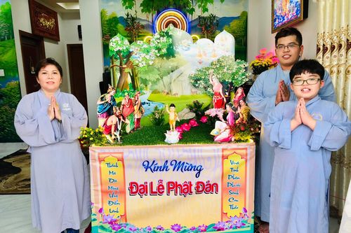 Hân hoan thiết trí lễ đài Phật đản tại tư gia Phật tử