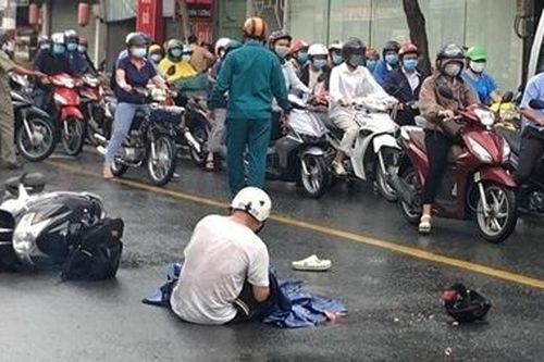 Cha vật vã ôm thi thể con gái sau va chạm trong mưa