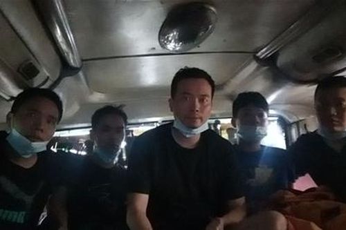 Bắt 5 người Trung Quốc nhập cảnh trái phép trốn trên xe khách