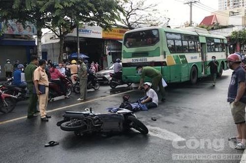 Thương tâm cảnh cha ôm thi thể con bị xe buýt cán tử vong, trên đường đi học
