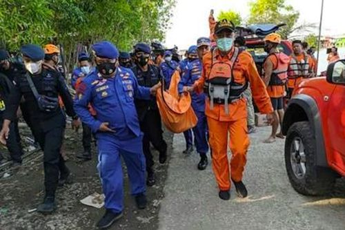 Mải mê chụp ảnh 'tự sướng', 7 người lật thuyền tử vong