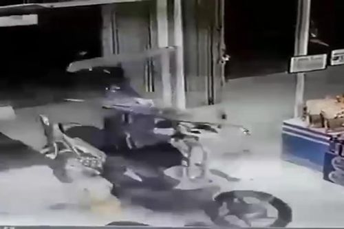 Em bé vặn nhầm tay ga, xe máy tông nát kính siêu thị